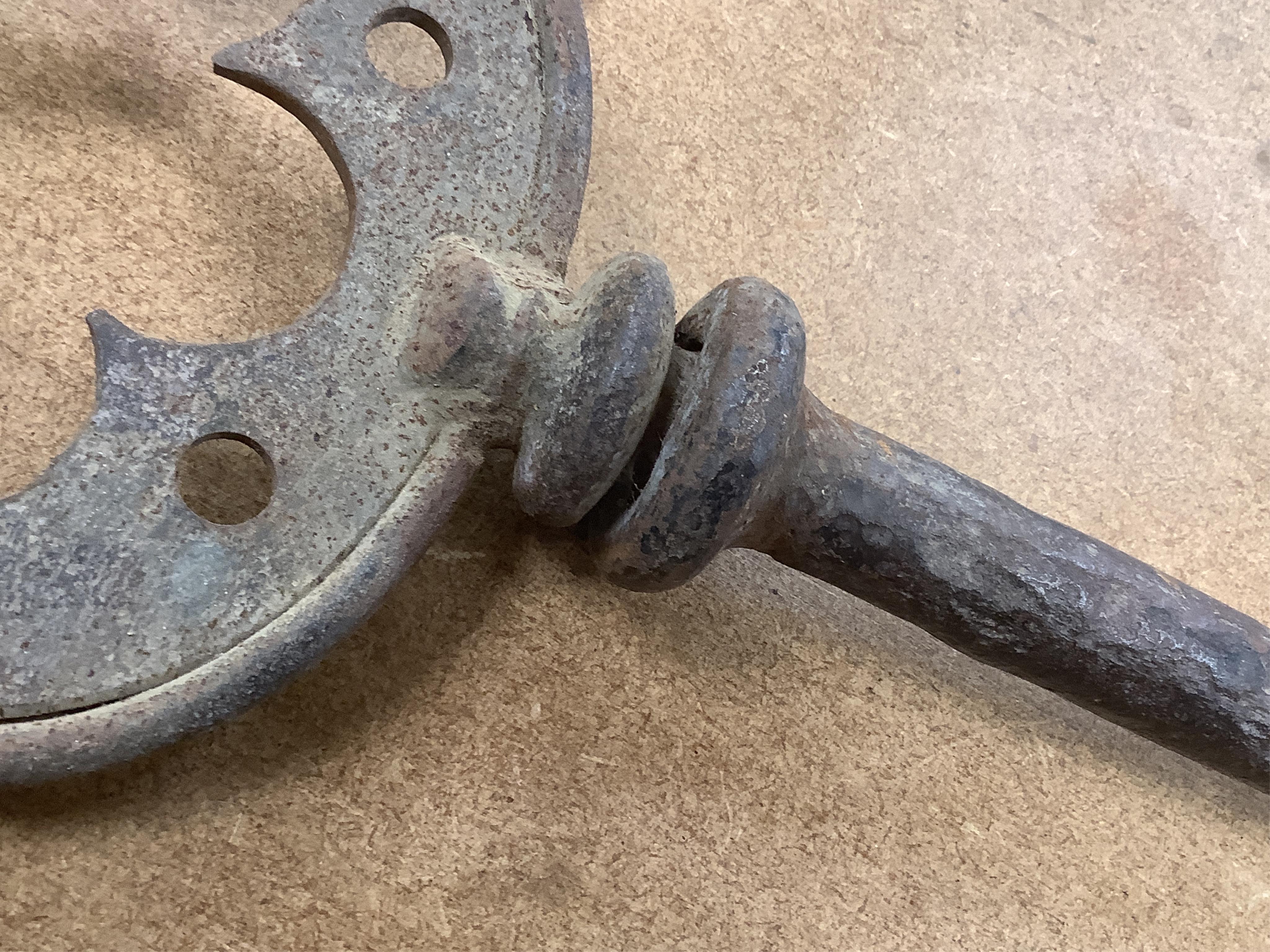 An oversized cast iron shop sign advertising key, 50cm wide. Condition - fair